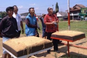 Bupati Kuningan saat menghadiri lomba merpati kolong Buati Cup.